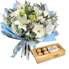 Ramo de flores de estacion blancas y rocher x8